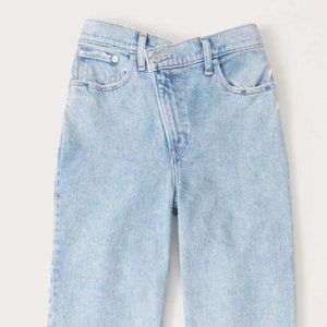 Abercrombie 90s Ultra High Rise Straight Jeans Light Wash Size 30/10R-NWOT